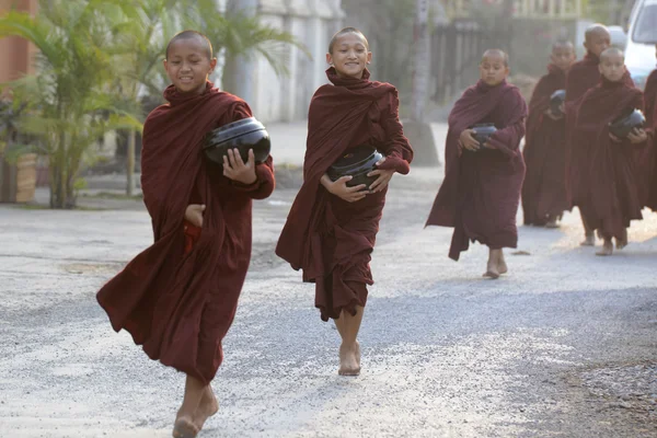 Jóvenes monjes budistas en camino en Nyaungshwe — Foto de Stock