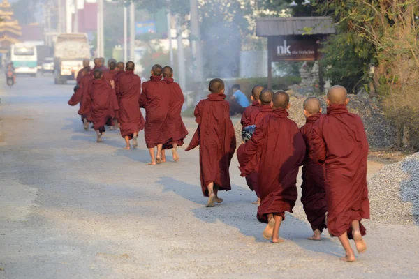 Giovani monaci buddisti su strada a Nyaungshwe — Foto Stock