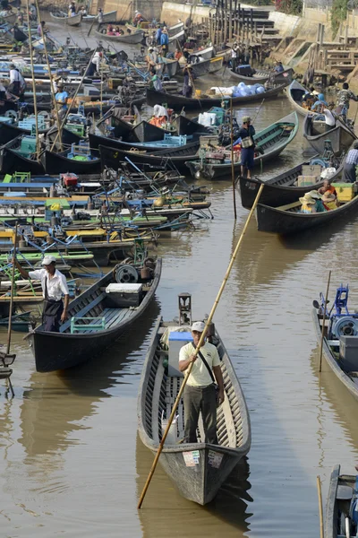 People and boats on landing stage in Nyaungshwe — Stock Photo, Image