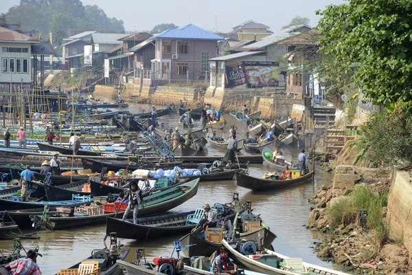 People and boats on landing stage in Nyaungshwe — Stock Photo, Image