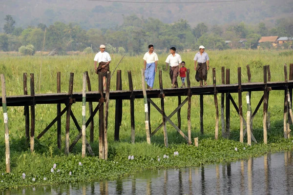 Människor på bro mellan flytande trädgårdar — Stockfoto