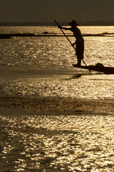 Fischer auf Holzboot mit Creel — Stockfoto