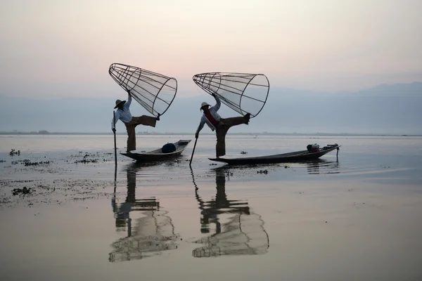 Pescatori su barche di legno con cime — Foto Stock