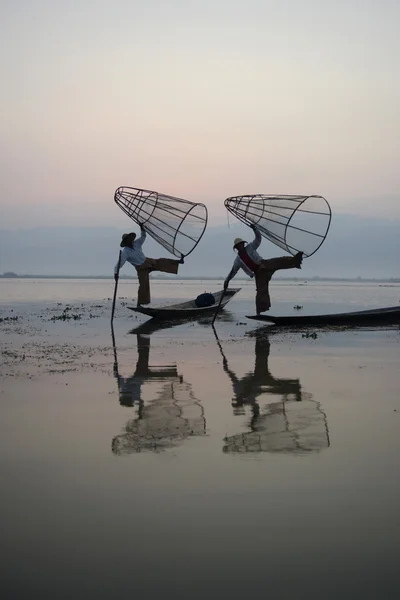 Pescatori su barche di legno con cime — Foto Stock