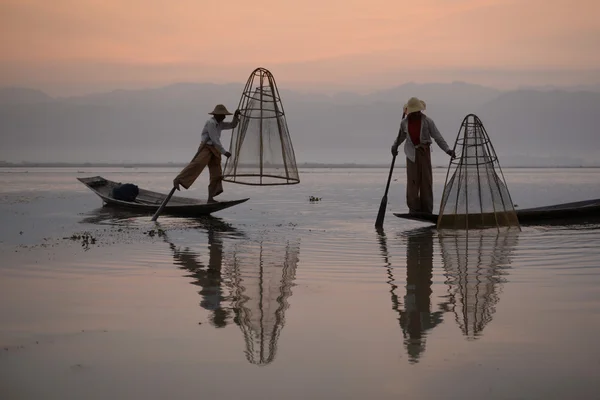 Pescatori su barche di legno con cime — Foto Stock