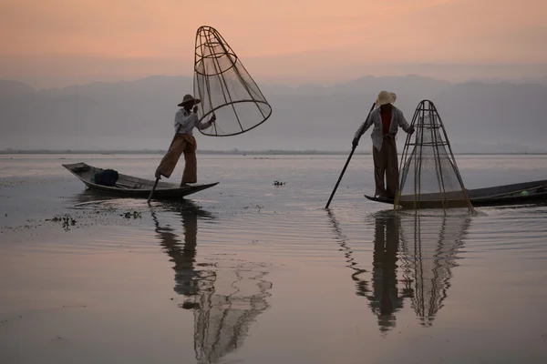 Pescatori su barche di legno con cime — Foto Stock