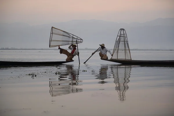 Pescatori su barche di legno con cime — Foto Stock