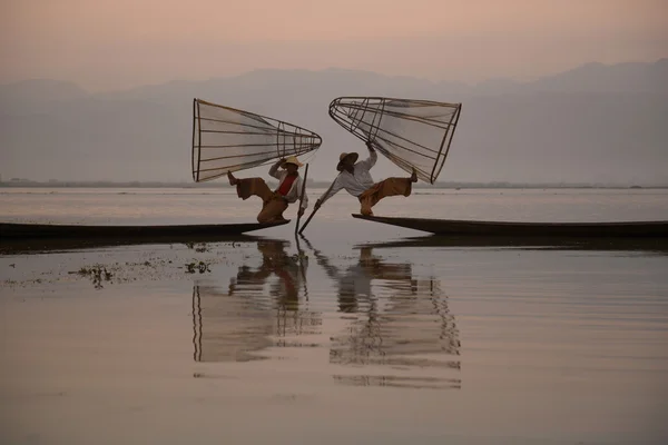 Pescatori su barche di legno con cime — Foto Stock