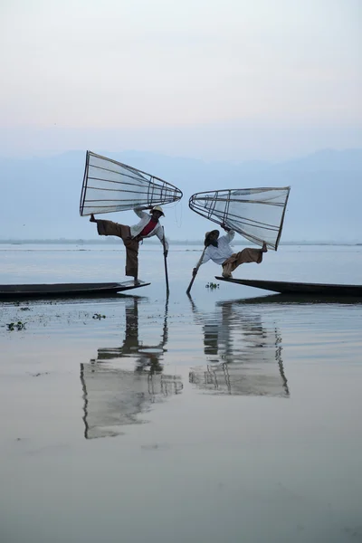 Pescatori su barche di legno con cime — Foto Stock