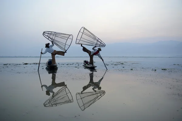 Pescatori su barche di legno con cime — Foto Stock