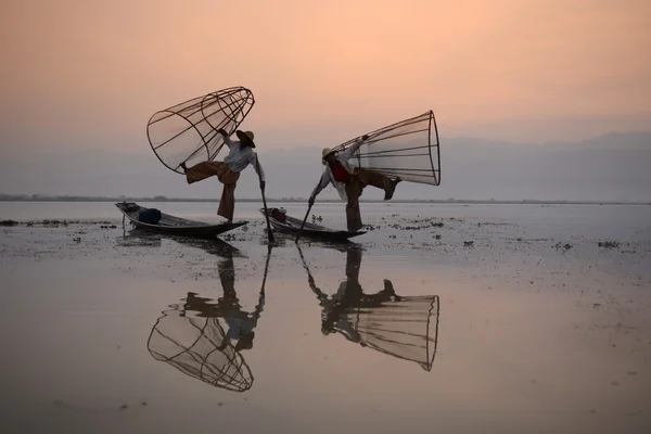 Pescatori su barche di legno con cime — Foto Stock