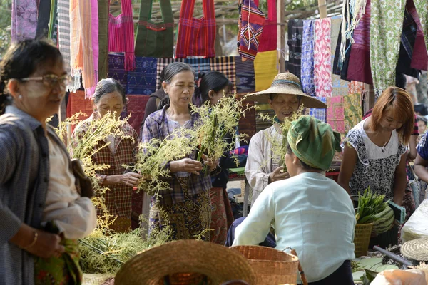 ASIA MYANMAR NYAUNGSHWE Tejiendo FACTORIA — Foto de Stock