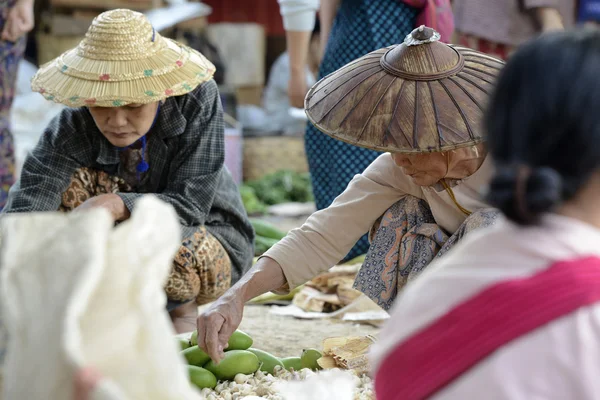 ASIA MYANMAR NYAUNGSHWE Tejiendo FACTORIA — Foto de Stock