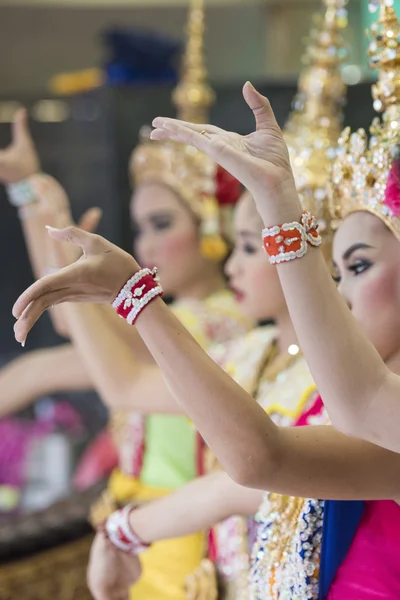 ASIA TAILANDIA BANGKOK ERAWAN SHRINE DANCE — Foto de Stock