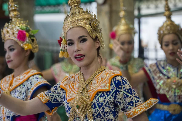 ASIA TAILANDIA BANGKOK ERAWAN SHRINE DANCE —  Fotos de Stock