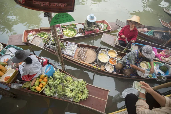 ASIA THAILAND SAMUT SONGKHRAM THA KHA FLOATING MARKET — Stock Photo, Image