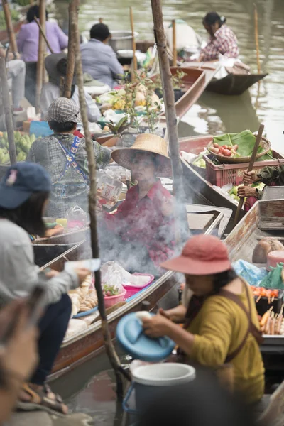 ASIA TAILANDIA SAMUT SONGKHRAM THA KHA MERCADO FLOTANTE —  Fotos de Stock