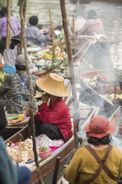 ASIA THAILANDIA SAMUT SONGKHRAM THA KHA FLOATING MERKET — Foto Stock