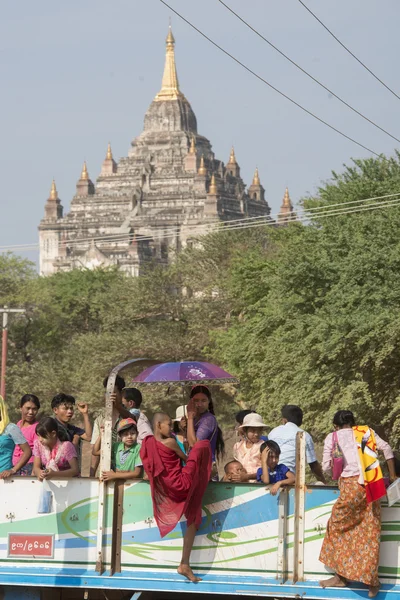 Asia Myanmar Bagan tempel pagode vervoer — Stockfoto