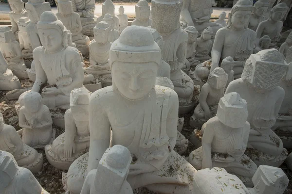 Asia Mianmar Mandalay márvány Buddha gyár — Stock Fotó