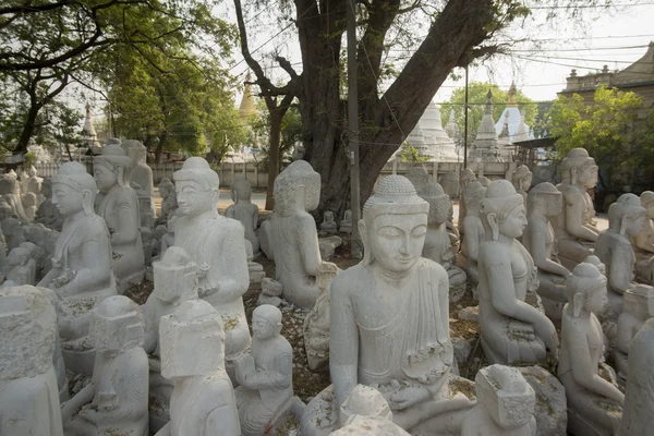 Asien myanmar mandalay marmor buddha fabrik — Stockfoto