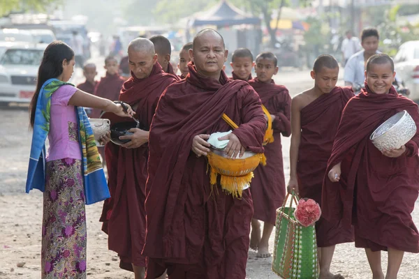 ASIA MANDALAY MYANMAR Monjes — Foto de Stock