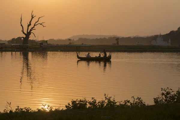 ASIA MYANMAR MANDALAY AMARAPURA LAGO DE TAUNGTHAMAN — Foto de Stock