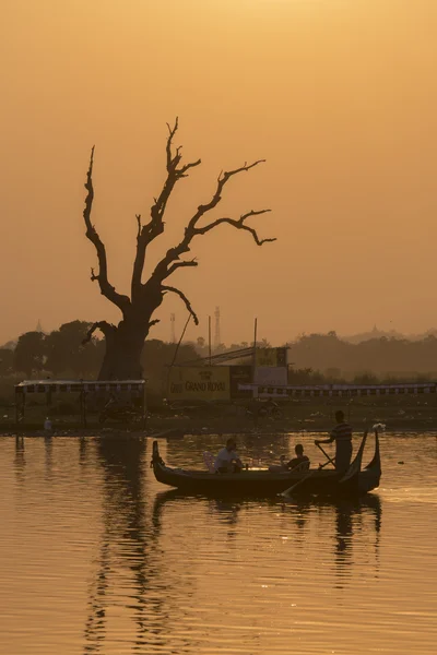 ASIA MYANMAR MANDALAY AMARAPURA LAGO DE TAUNGTHAMAN — Foto de Stock