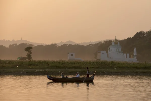 ASIA MYANMAR MANDALAY AMARAPURA LAGO DE TAUNGTHAMAN — Foto de Stock