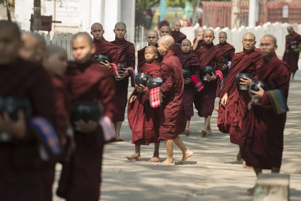 ASIA MANDALAY MYANMAR AMARAPURA MAHA GANAYON KYAUNG MONASTERY — Foto de Stock