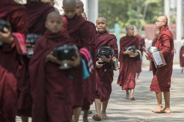 ASIA MANDALAY MYANMAR AMARAPURA MAHA GANAYON KYAUNG MONASTERY — Foto de Stock