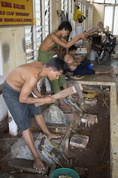 ASIA MYANMAR MANDALAY GOLD POUNDER — Stock Photo, Image