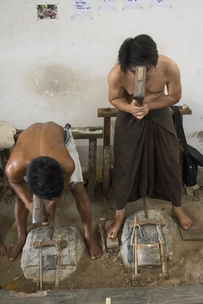 ASIA MYANMAR MANDALAY GOLD POUNDER — Stock Photo, Image