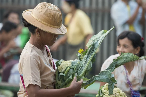 ASIA MERCADO DE YANGÓN MYANMAR ALIMENTOS FEGETABLES — Foto de Stock