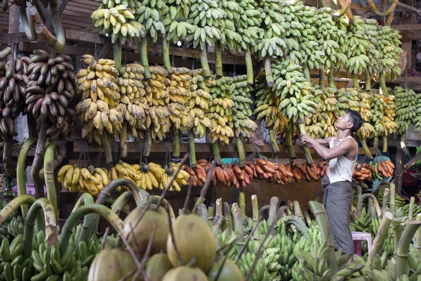 Asie Myanmar Yangon trhu potravin ovoce banán — Stock fotografie
