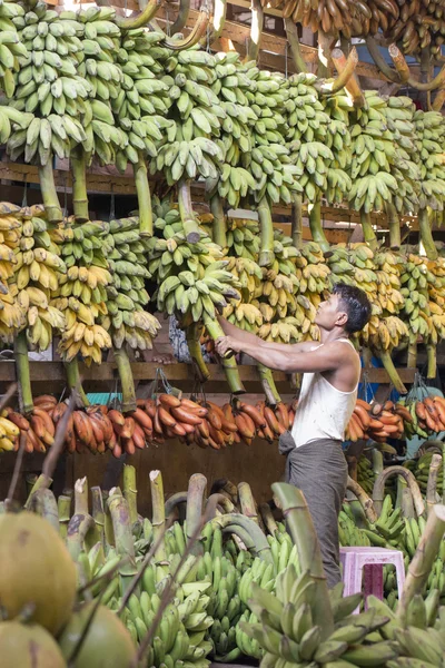 ASIA MYANMAR YANGON MERCATO ALIMENTARE BANANA FRUTTA — Foto Stock