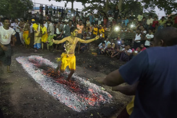 Азія М'янма місті Yangon вогонь ходьби фестиваль — стокове фото