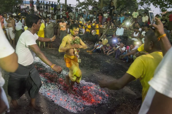 Азія М'янма місті Yangon вогонь ходьби фестиваль — стокове фото
