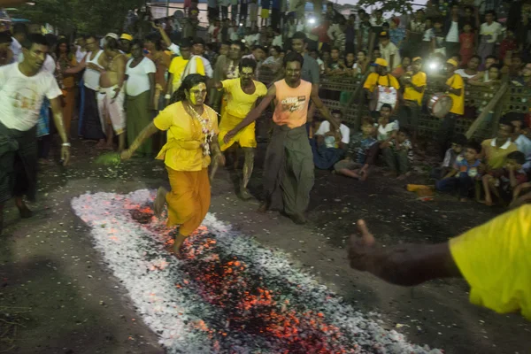 Asya Myanmar Yangon yangın yürüyüş Festivali — Stok fotoğraf