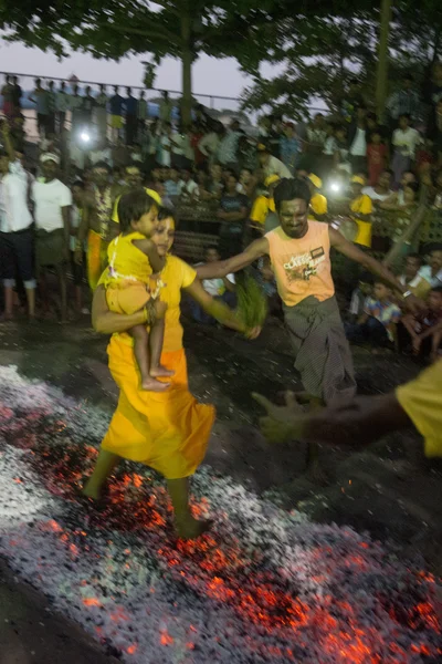 Asya Myanmar Yangon yangın yürüyüş Festivali — Stok fotoğraf