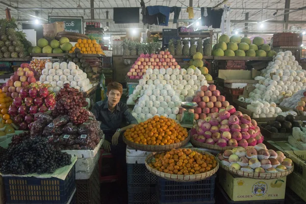 ASIA MYANMAR YANGON MERCADO FRUTAS ALIMENTARIAS — Foto de Stock