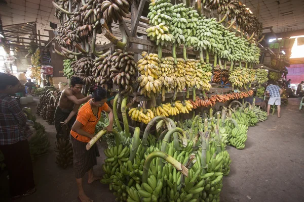 Ринок овочів і фруктів — стокове фото