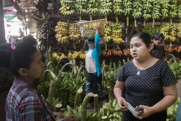 Asie Myanmar Yangon trhu potravin ovoce banán — Stock fotografie