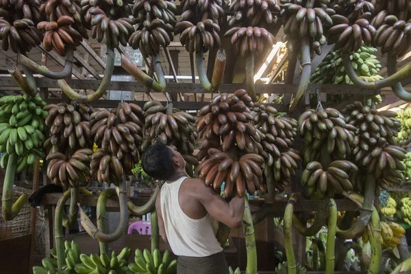 ASIA MYANMAR MERCADO DE YANGON BANANA DE FRUTOS ALIMENTARIOS — Foto de Stock