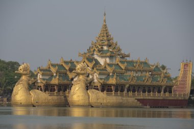 Asya Myanmar Yangon Kandawgyi Gölü Restoran Karaweik