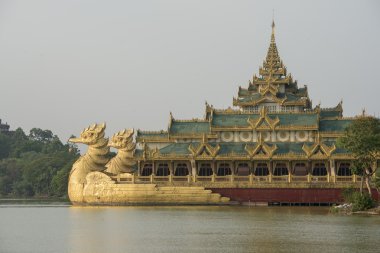 Asya Myanmar Yangon Kandawgyi Gölü Restoran Karaweik