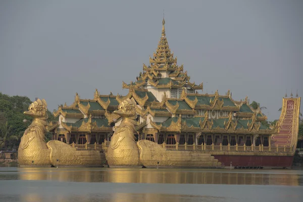 Ristorante lago Kandawgyi di Asia Myanmar Yangon Karaweik — Foto Stock