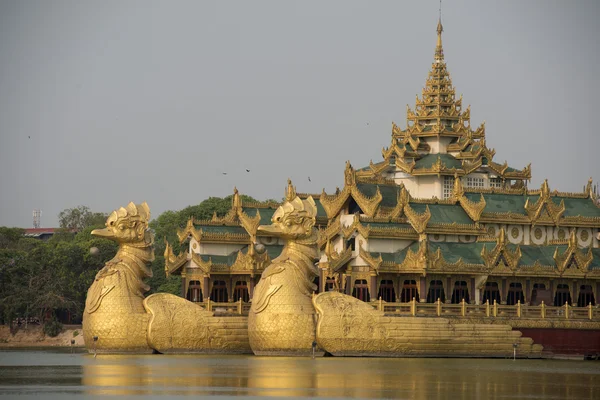 Asie Myanmar Yangon Kandawgyi Lake restaurace Karaweik — Stock fotografie