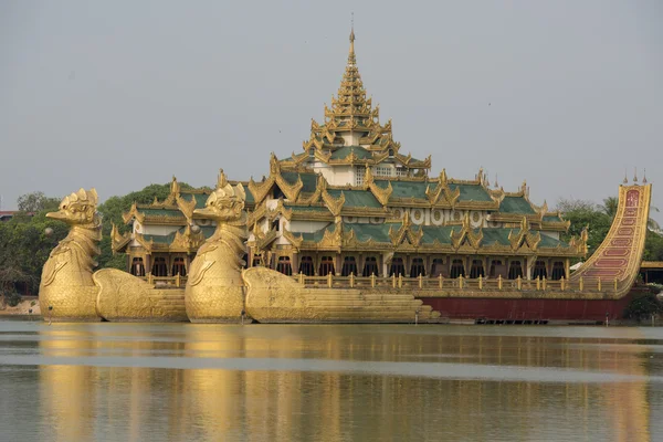 Asie Myanmar Yangon Kandawgyi Lake restaurace Karaweik — Stock fotografie