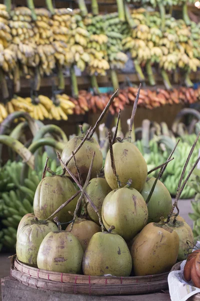 Asia Myanmar Yangon marknaden mat frukt Cocosnut — Stockfoto